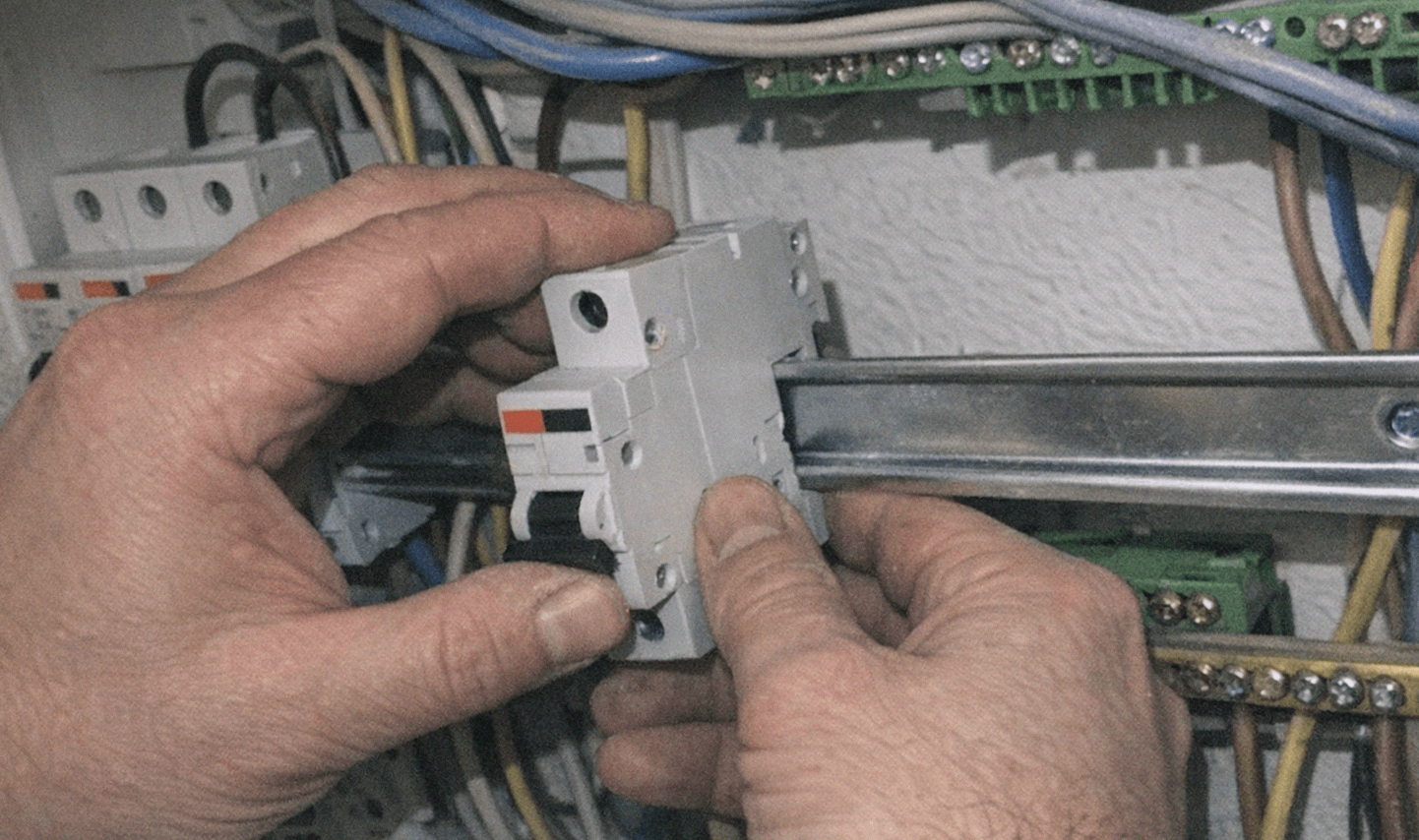 Offener moderner Sicherungskasten bei sicherer Reparatur